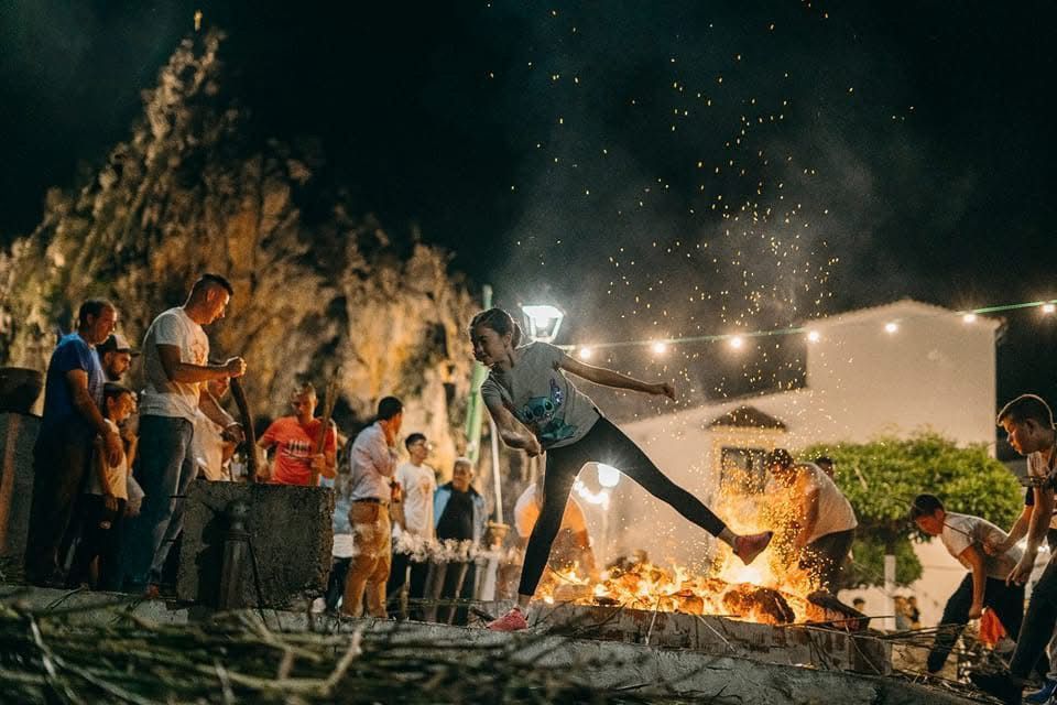 Una niña durante una pasada Crujía de los Gamones en Ubrique. Una niña durante una pasada Crujía de los Gamones en Ubrique.