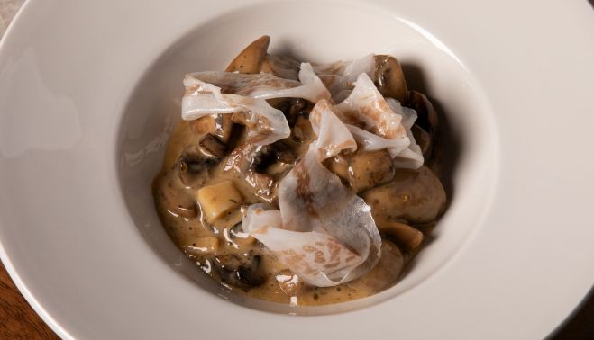 Campiñones botón a la brasa con panceta y yema.