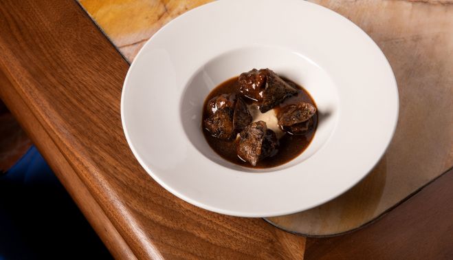 Guiso de albóndigas de vaca, níscalos y patata asada.