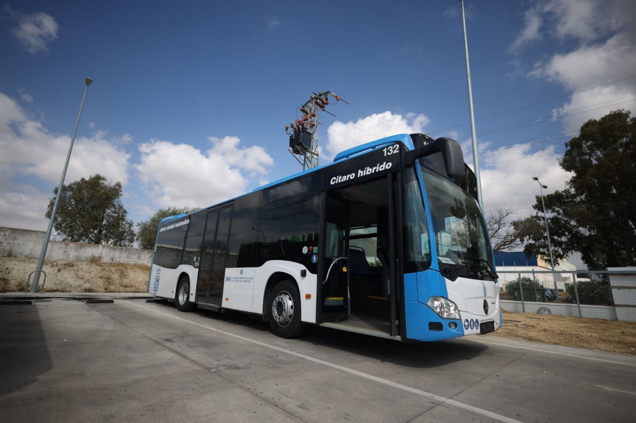 Una imagen de uno de los autobuses Mercedes-Benz que ya circula por las calles de Jerez.