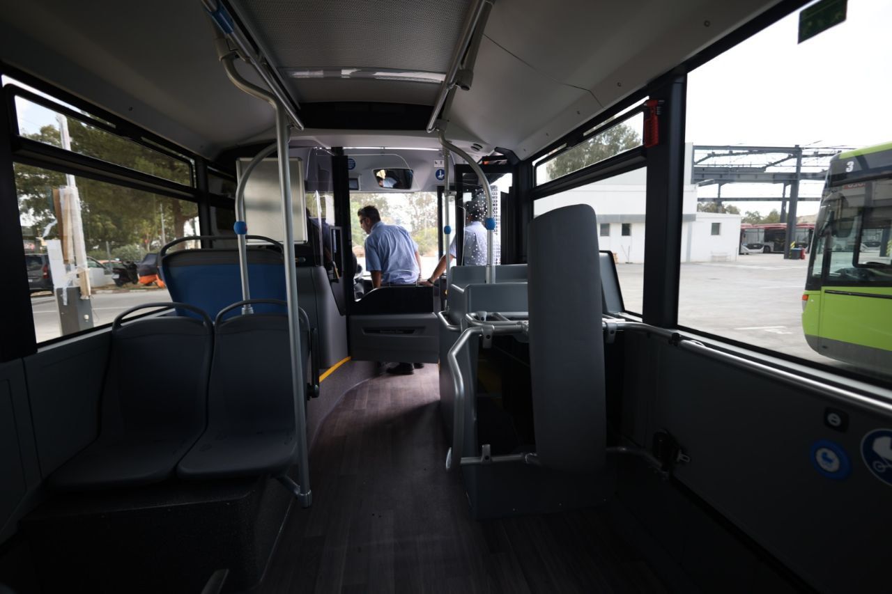 El autobús Mercedes-Benz, en las cocheras de Comujesa. El autobús Mercedes-Benz, en las cocheras de Comujesa.