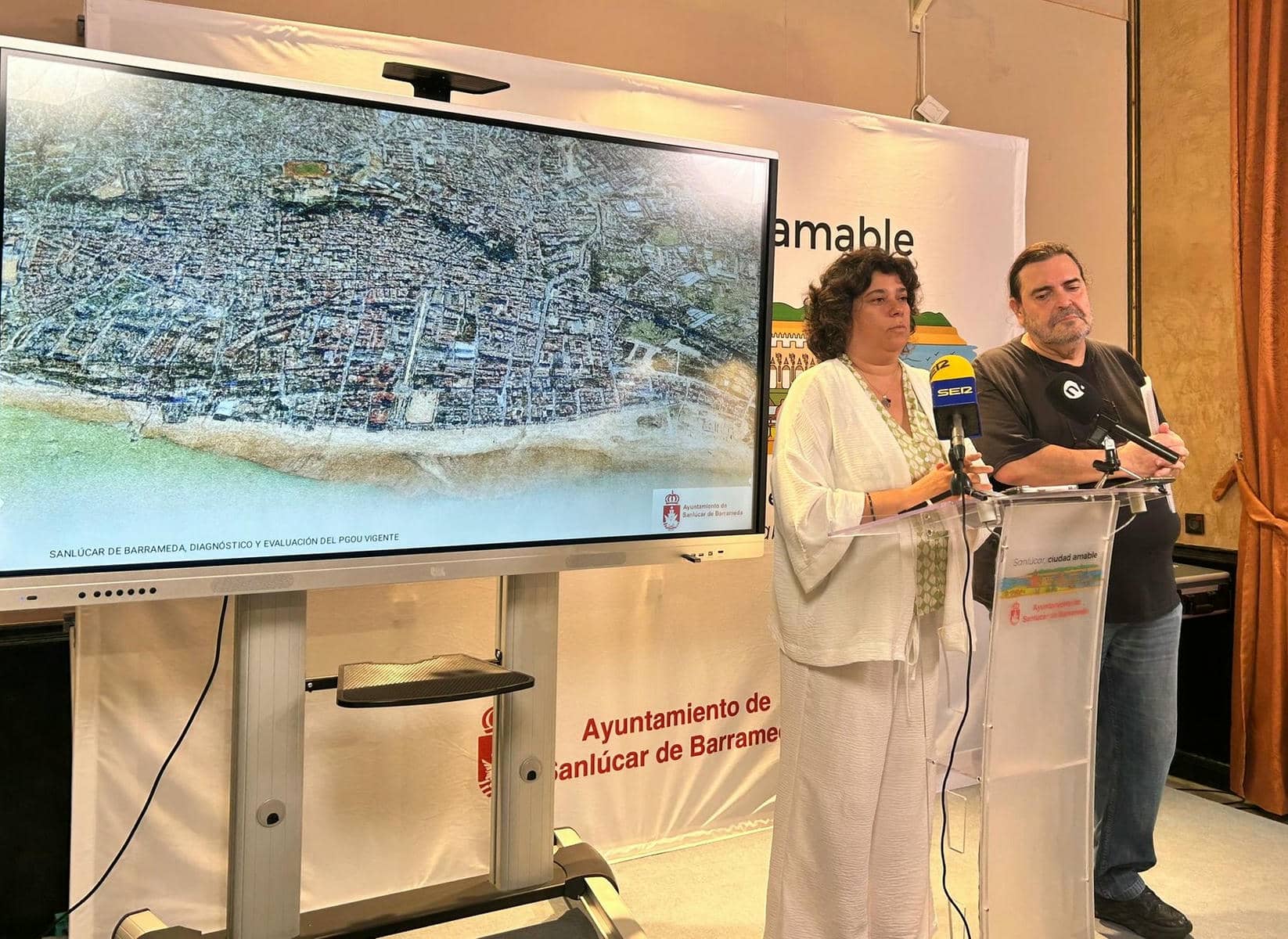 La alcaldesa de Sanlúcar, Carmen Álvarez, junto al urbanista y arquitecto Manuel Ángel González Fustegueras.