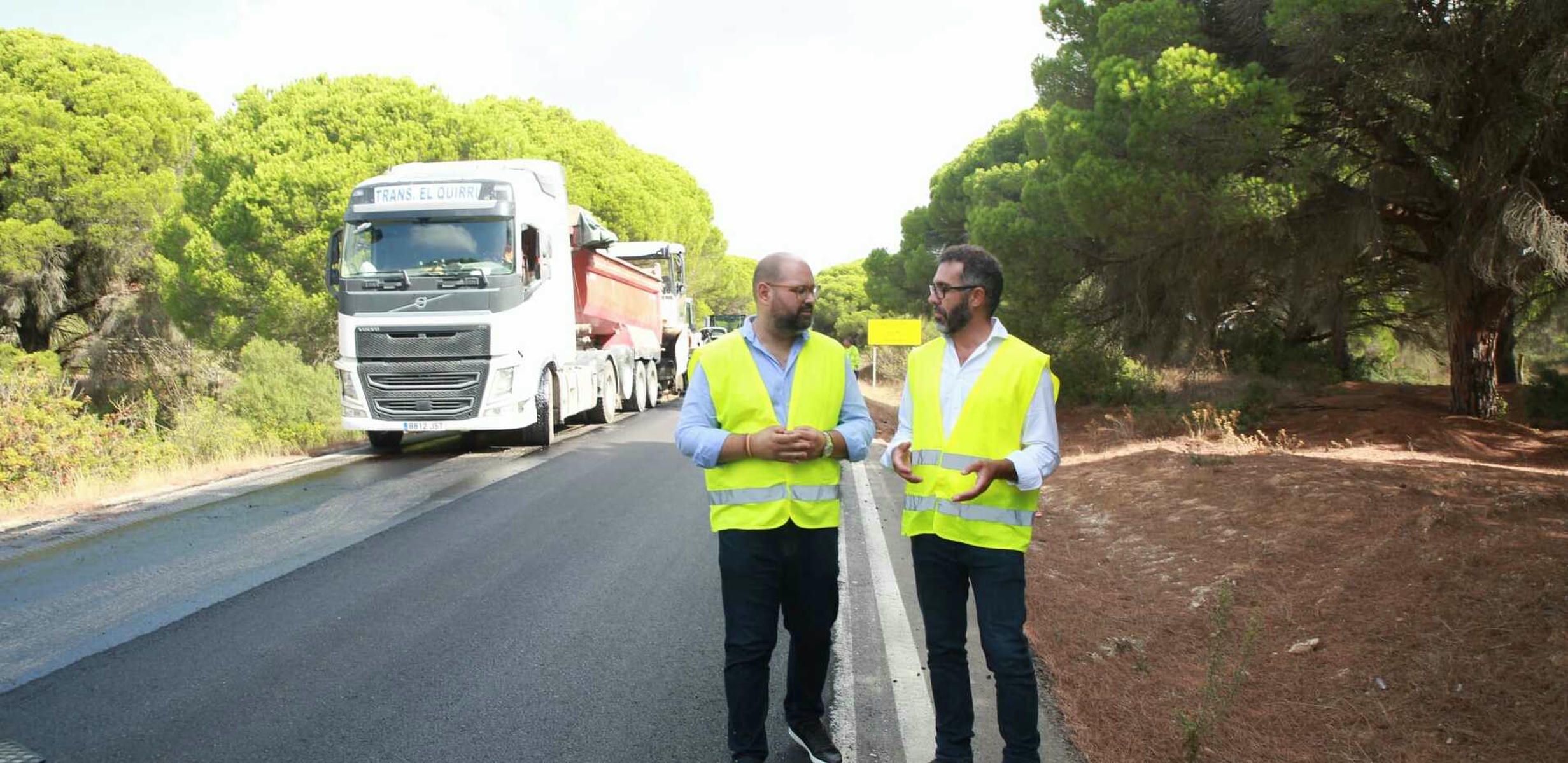 Javier Bello revisa la intervención que se lleva a cabo en la CA-3113 entre Puerto Real y  La Ina.