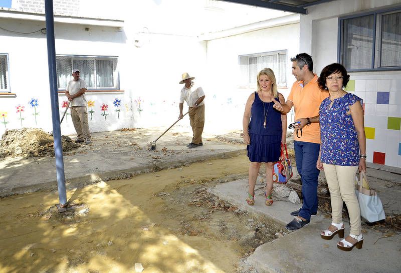 La alcaldesa visita unas obras en el CEIP Federico Mayo, uno de los afectados por la supresión de líneas.