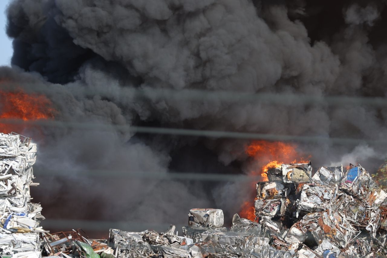 Impresionante columna de humo en el desguace de El Portal.