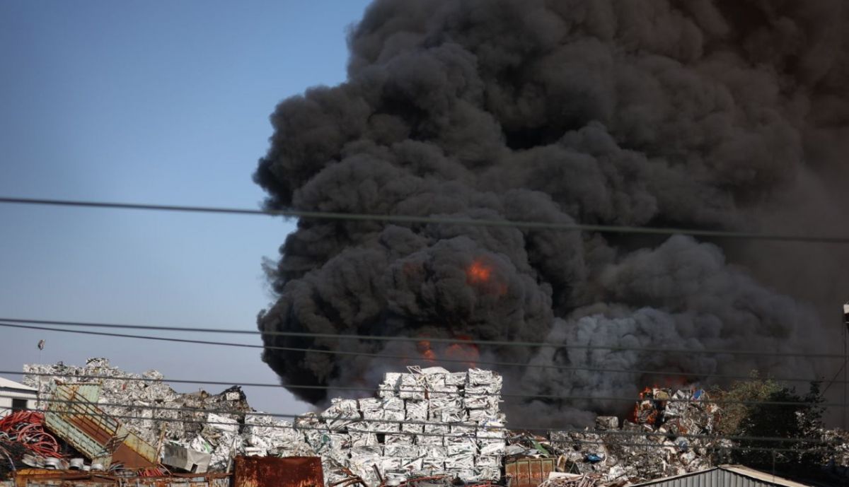 La impresionante humareda negra formada tras el incendio.