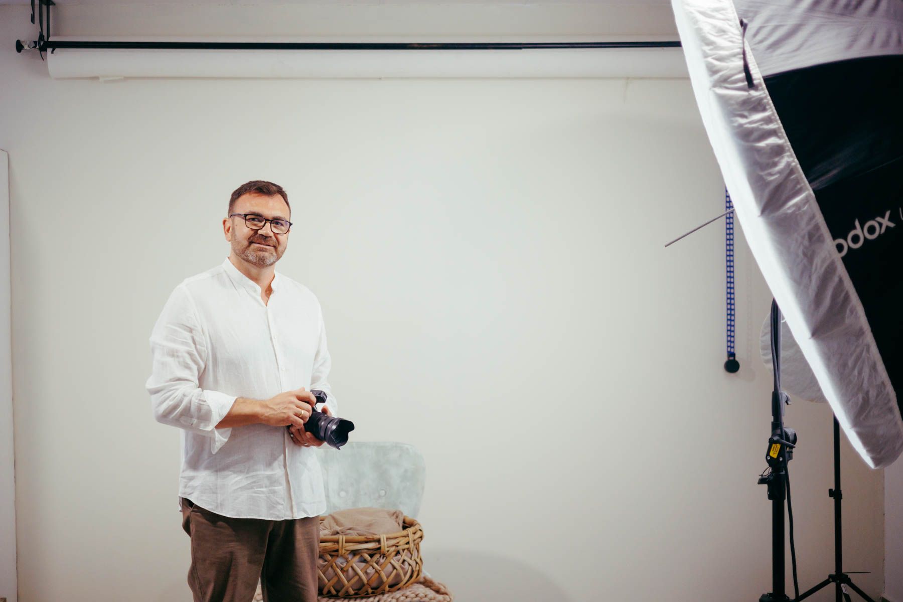 Miguel Ángel Torreira, fotógrafo con dislexia en su estudio en Jerez.