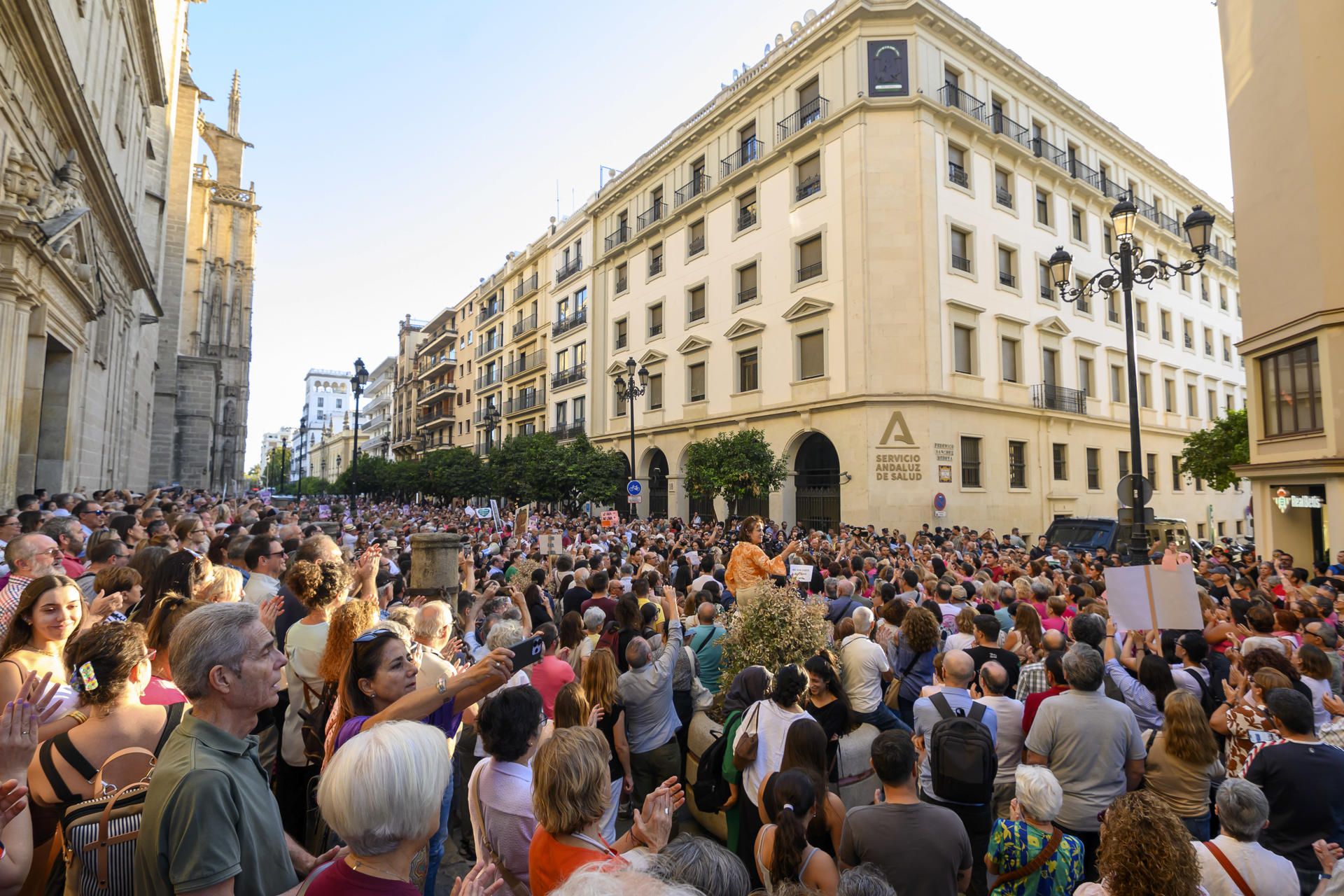Miles de personas protestan frente al SAS por la crisis del cribado de cáncer de mama.