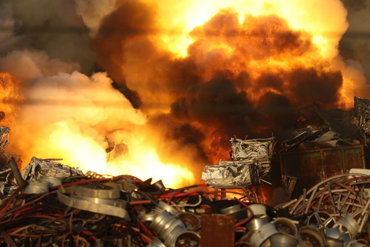 El incendio del desguace de El Portal, visto de cerca.