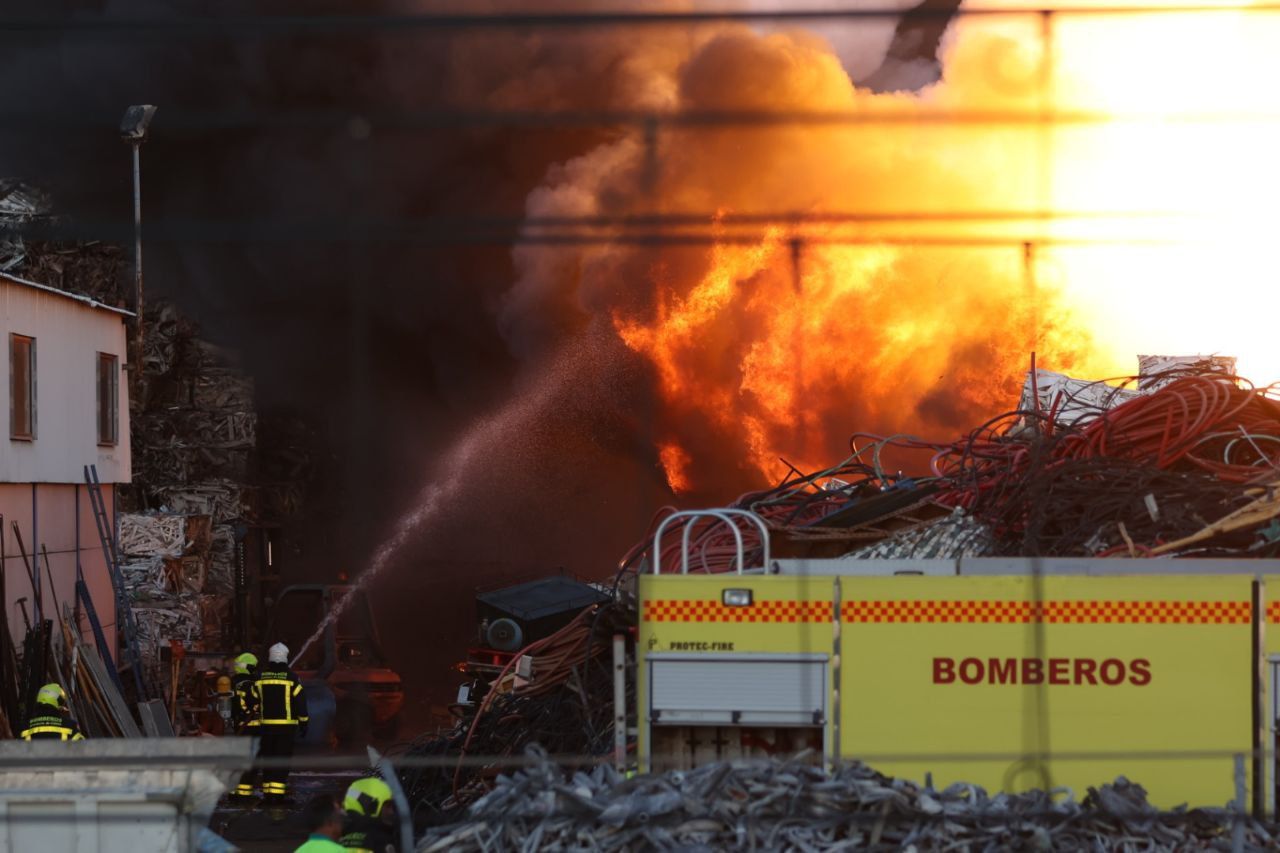 Bomberos, trabajando en el incendio del desguace de El Portal. 