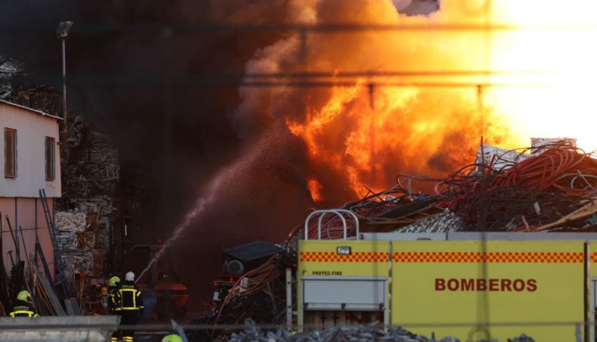 Bomberos, trabajando en el incendio del desguace de El Portal. 