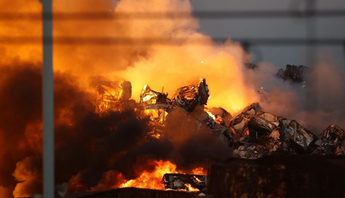 Material ardiendo en El Portal.