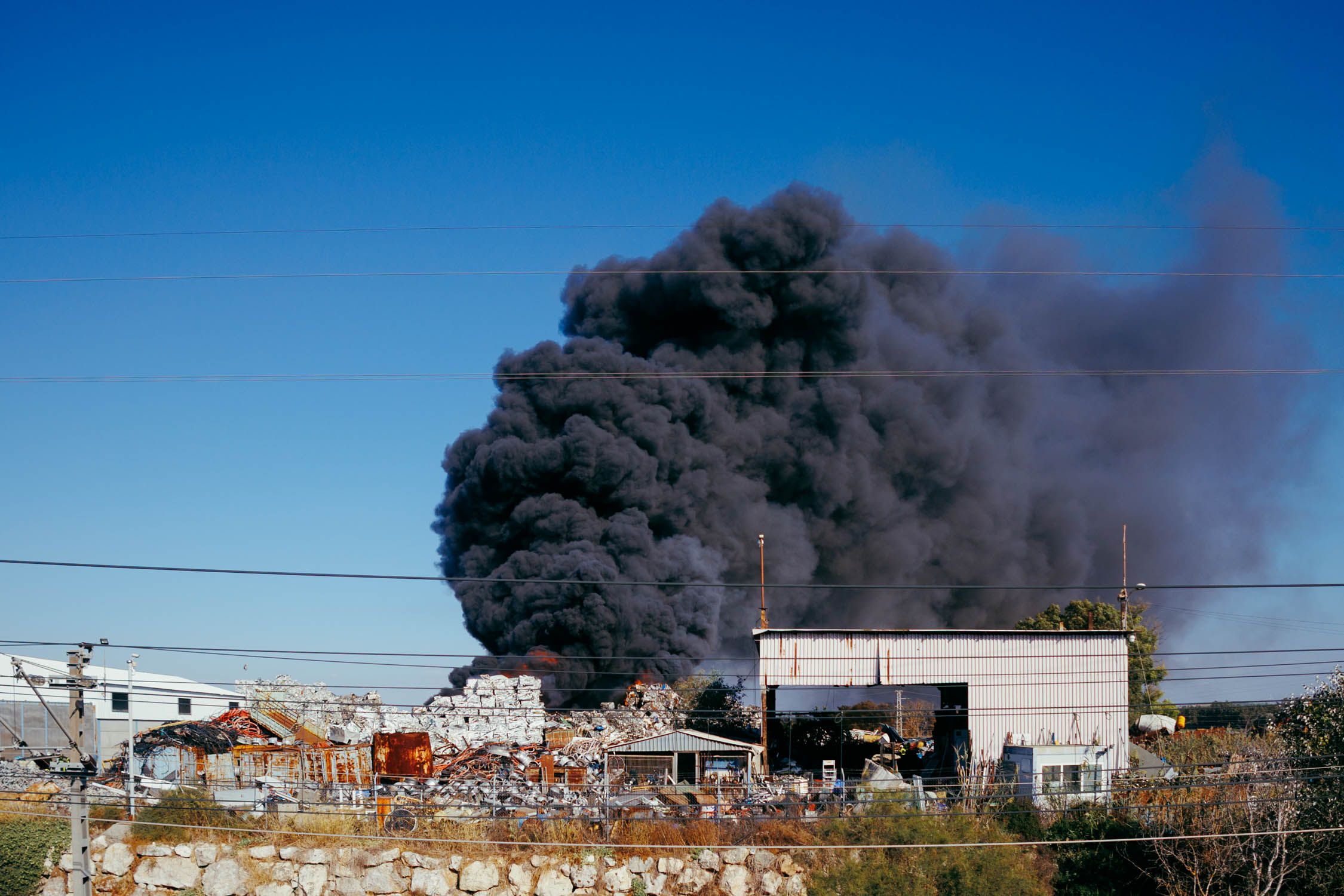La secuencia de imágenes del incendio en el polígono industrial El Portal desde las 17:02 hasta las 20:42