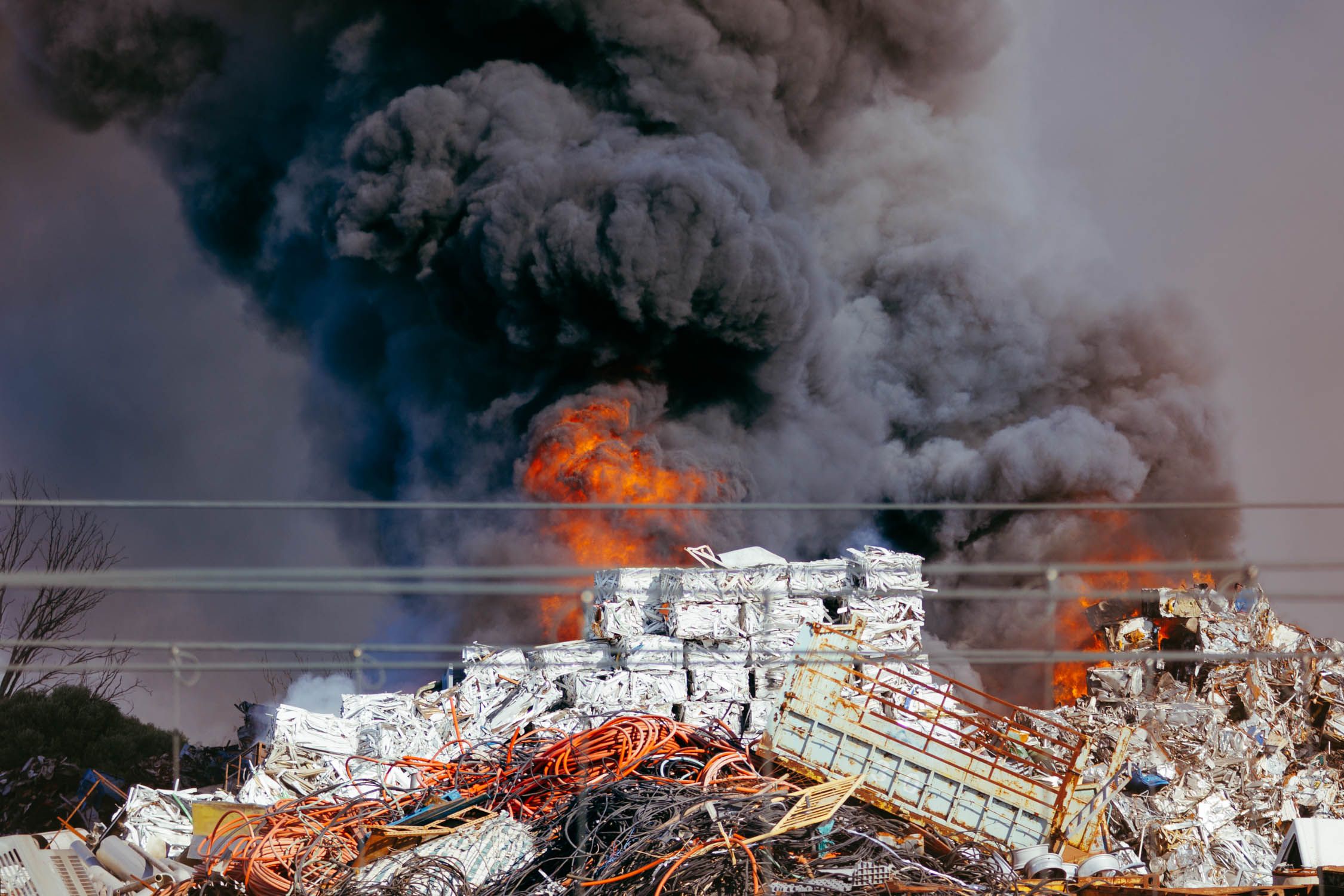 La secuencia de imágenes del incendio en el polígono industrial El Portal desde las 17:02 hasta las 20:42