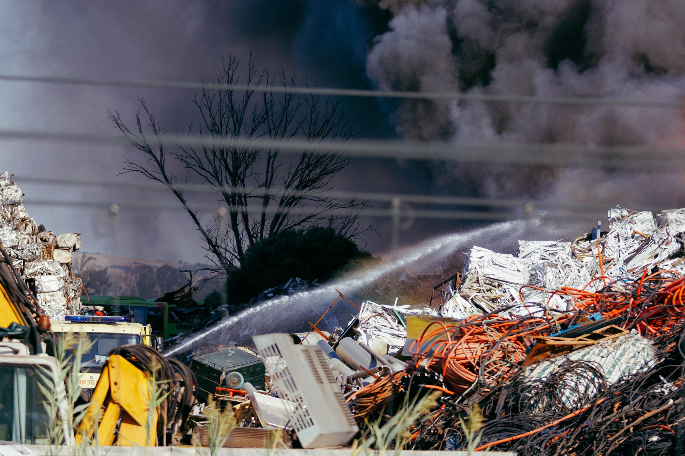 La secuencia de imágenes del incendio en el polígono industrial El Portal desde las 17:02 hasta las 20:42