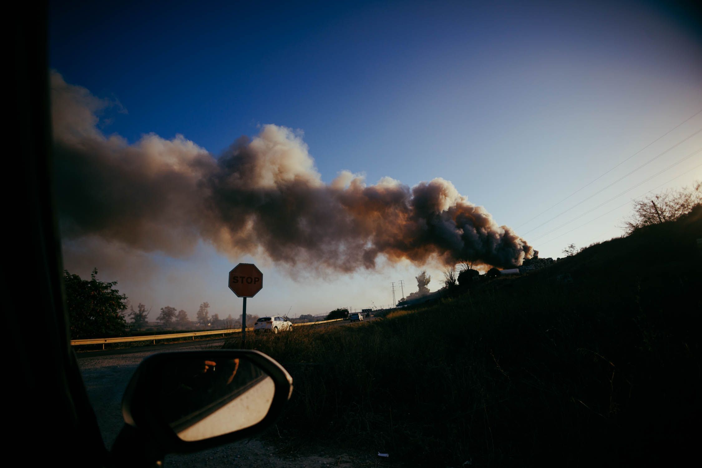 La secuencia de imágenes del incendio en el polígono industrial El Portal desde las 17:02 hasta las 20:42