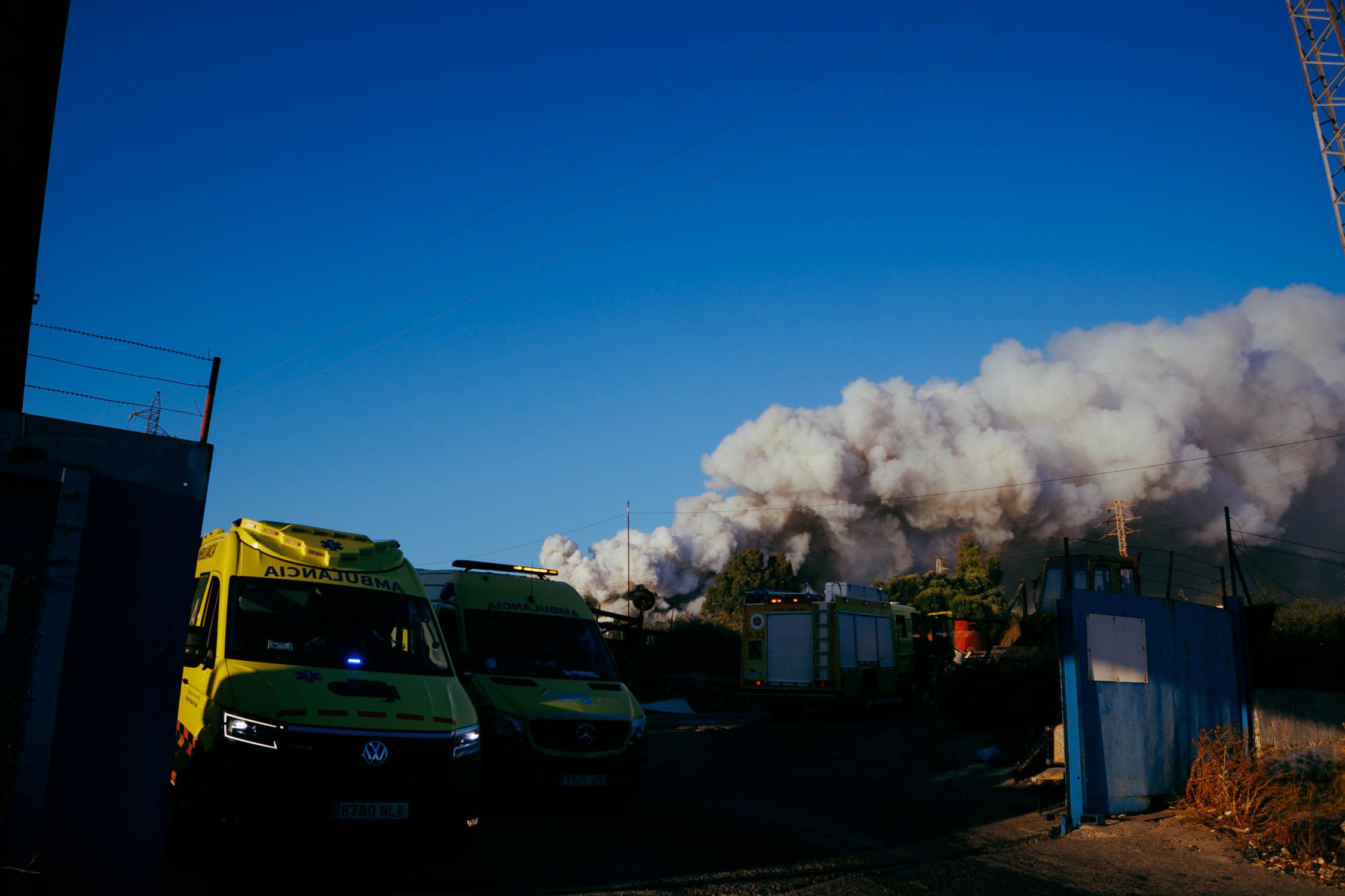 La secuencia de imágenes del incendio en el polígono industrial El Portal desde las 17:02 hasta las 20:42