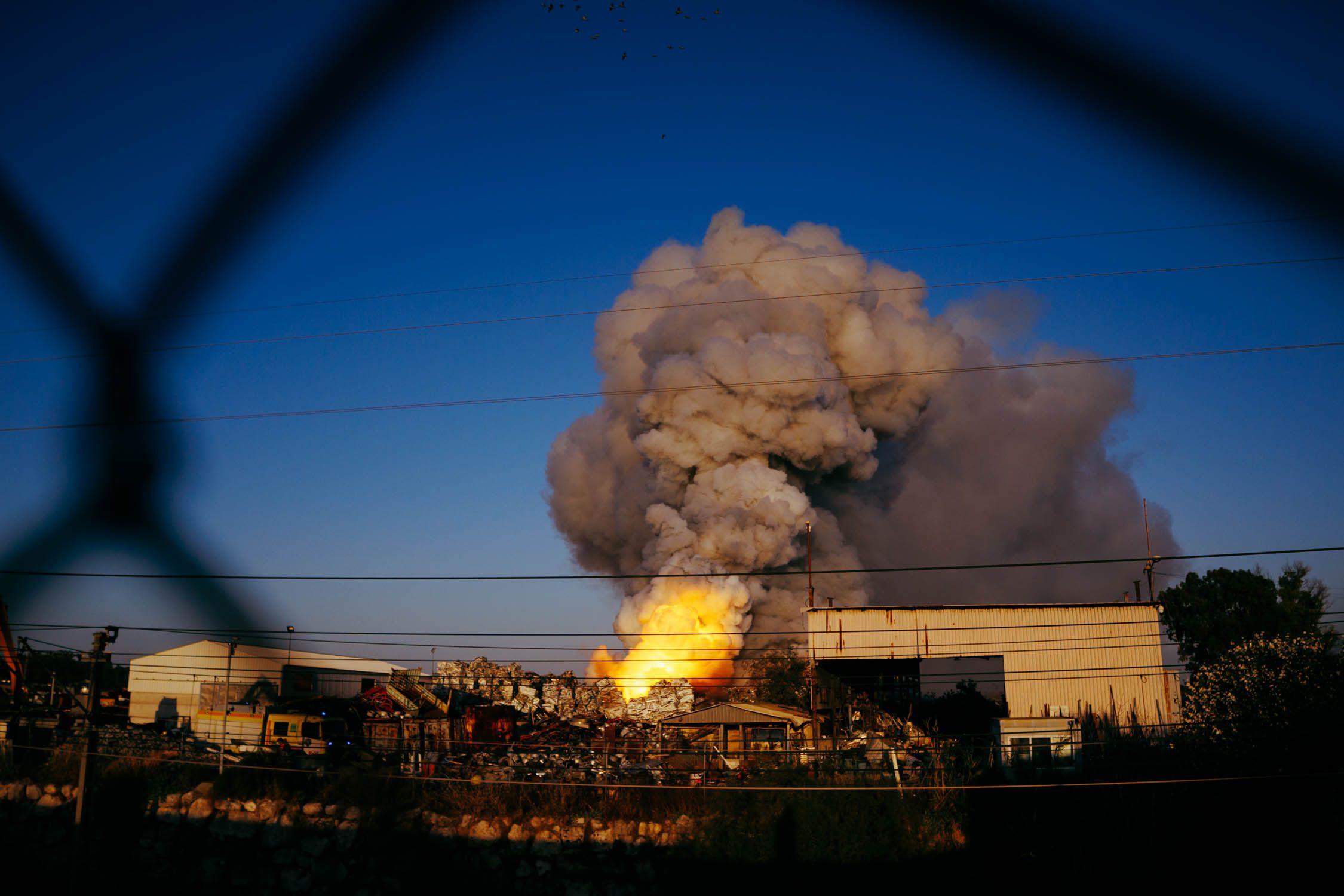La secuencia de imágenes del incendio en el polígono industrial El Portal desde las 17:02 hasta las 20:42