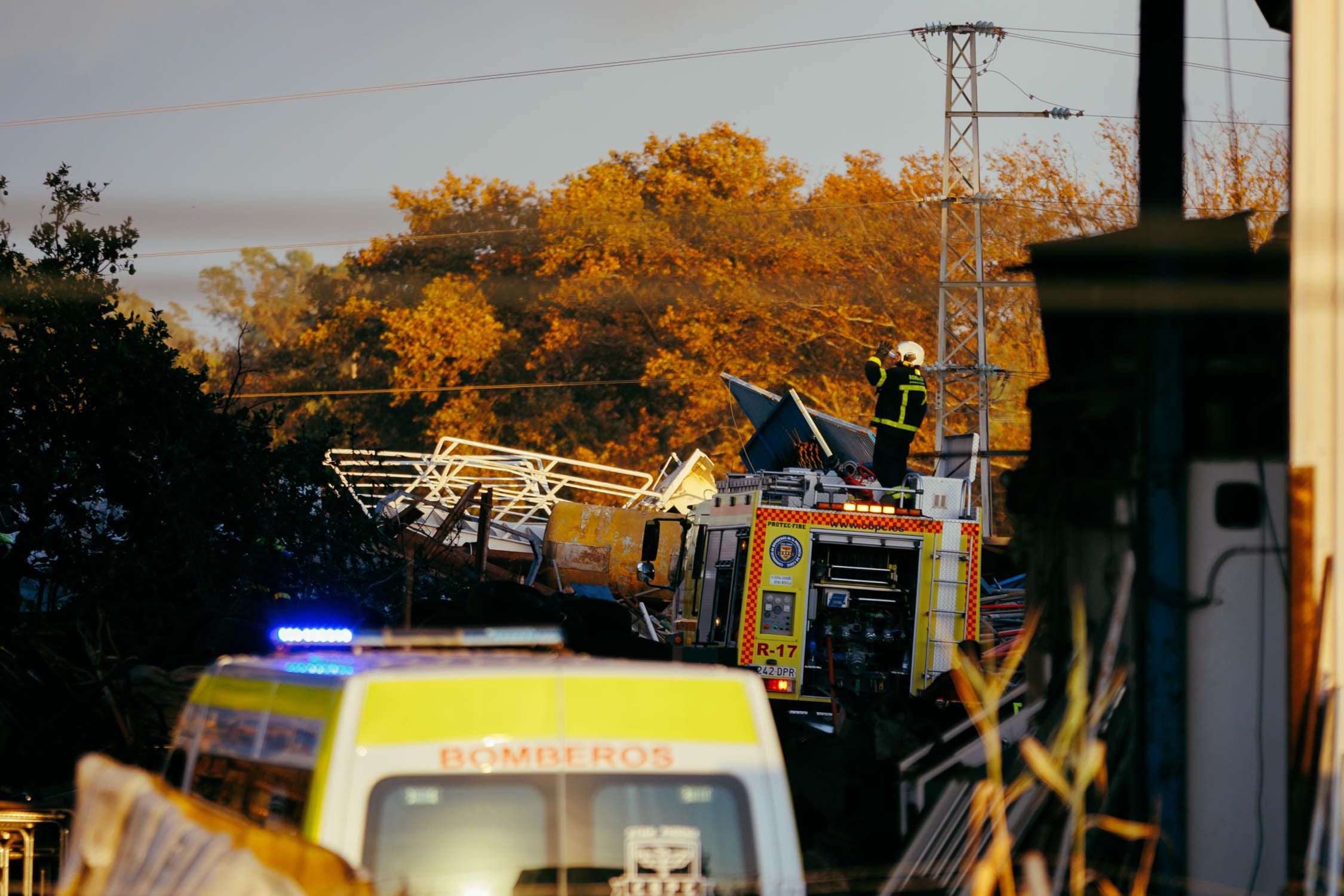 La secuencia de imágenes del incendio en el polígono industrial El Portal desde las 17:02 hasta las 20:42
