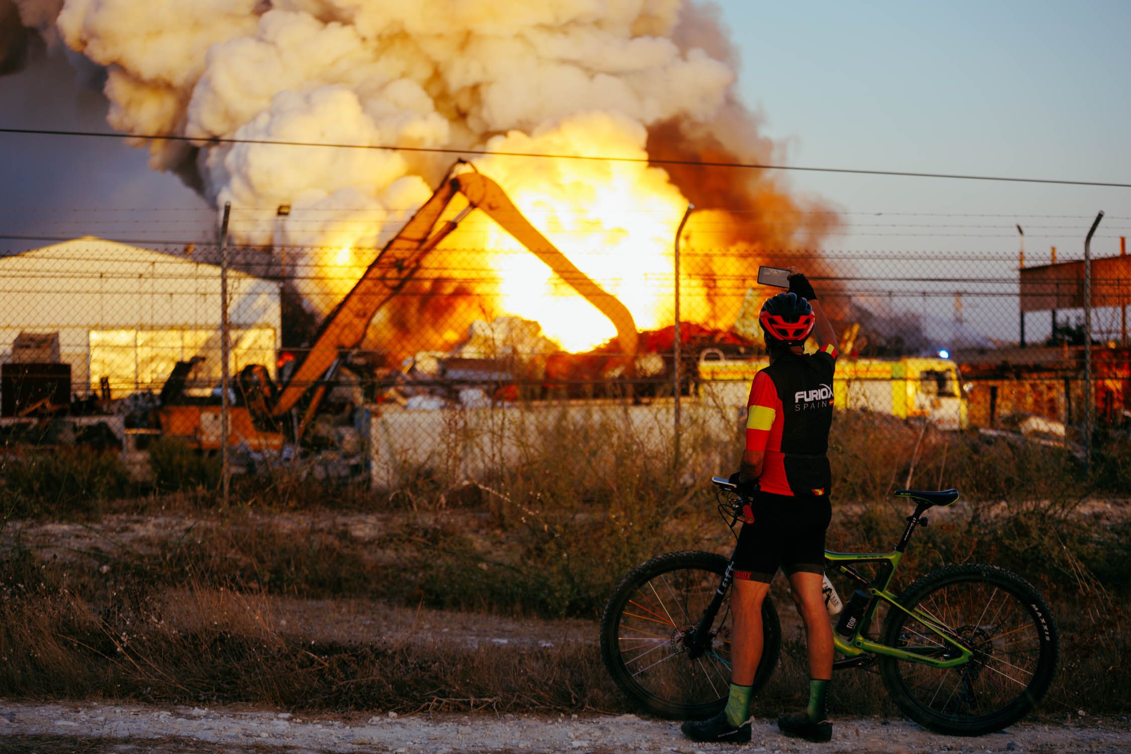 La secuencia de imágenes del incendio en el polígono industrial El Portal desde las 17:02 hasta las 20:42