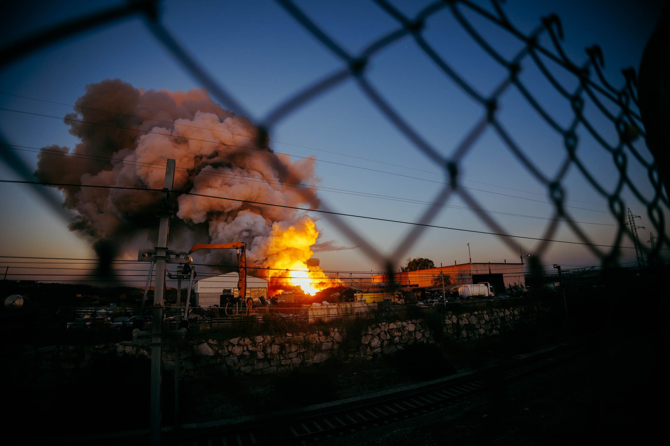 La secuencia de imágenes del incendio en el polígono industrial El Portal desde las 17:02 hasta las 20:42