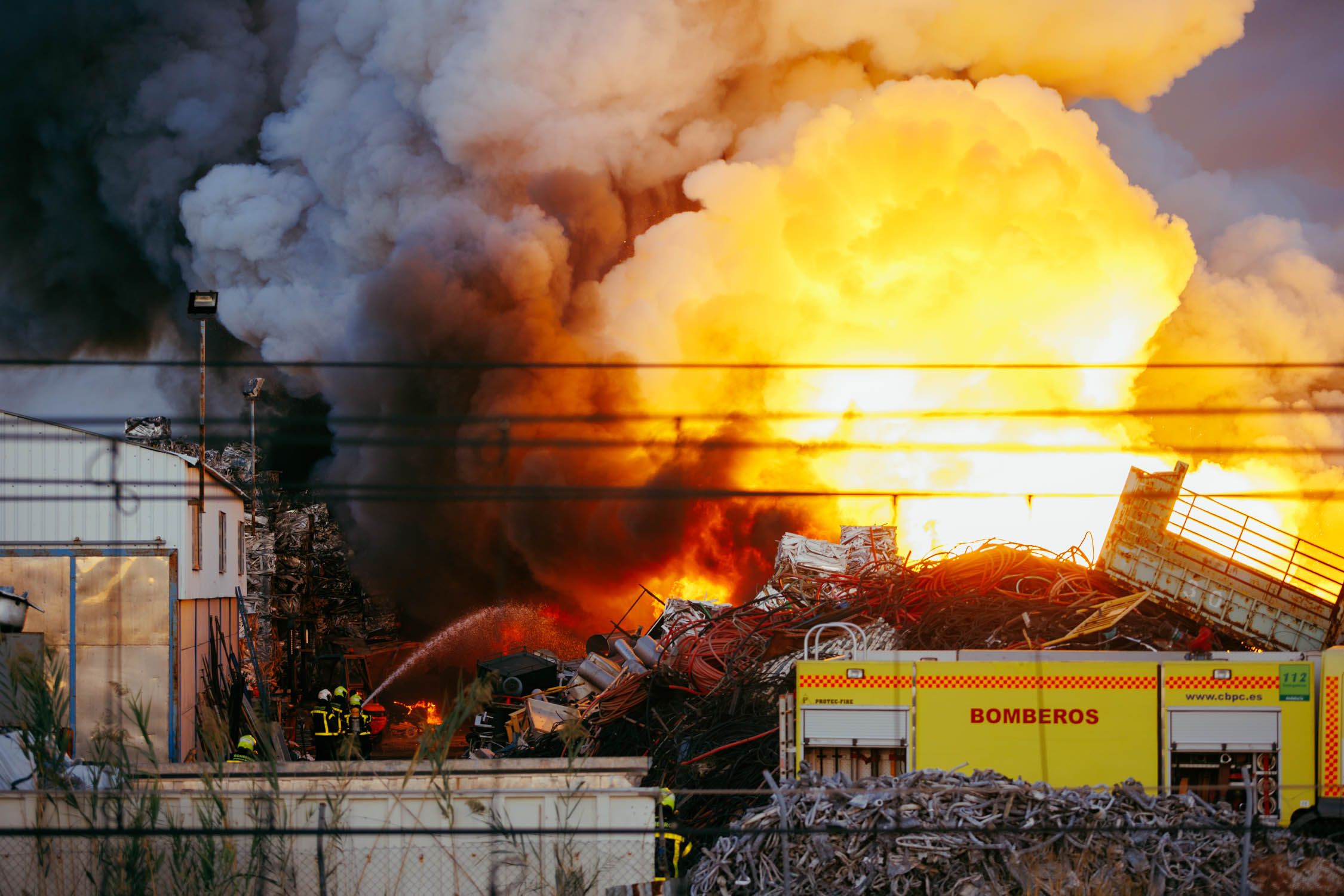 La secuencia de imágenes del incendio en el polígono industrial El Portal desde las 17:02 hasta las 20:42