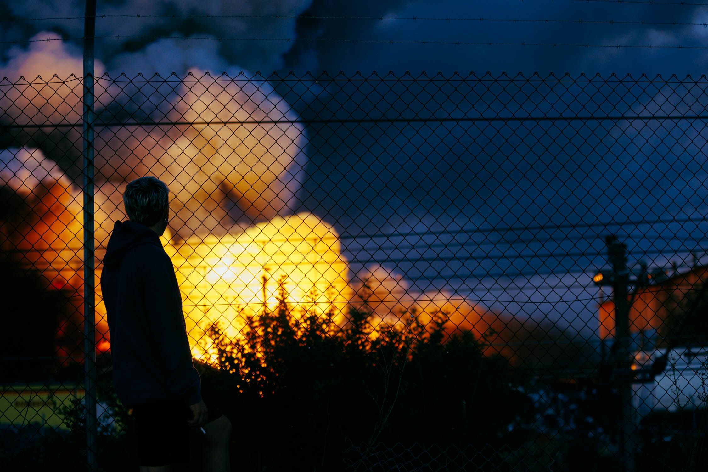 La secuencia de imágenes del incendio en el polígono industrial El Portal desde las 17:02 hasta las 20:42