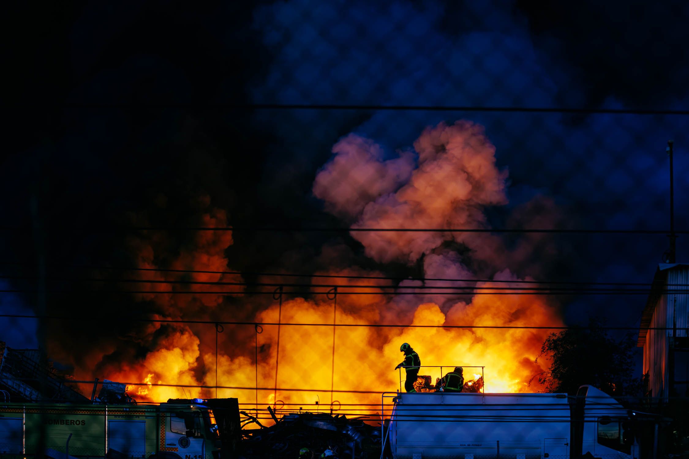 La secuencia de imágenes del incendio en el polígono industrial El Portal desde las 17:02 hasta las 20:42