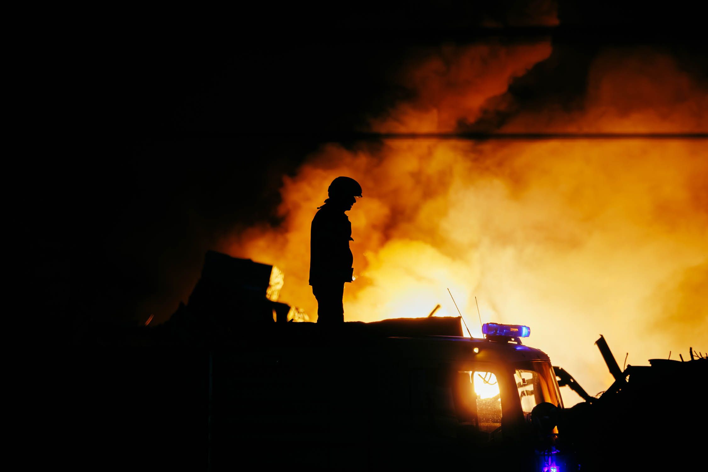 La secuencia de imágenes del incendio en el polígono industrial El Portal desde las 17:02 hasta las 20:42