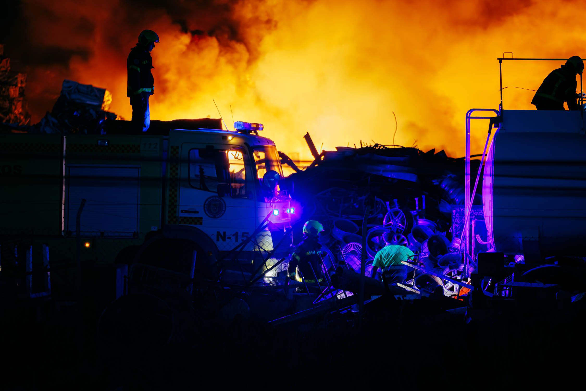 La secuencia de imágenes del incendio en el polígono industrial El Portal desde las 17:02 hasta las 20:42