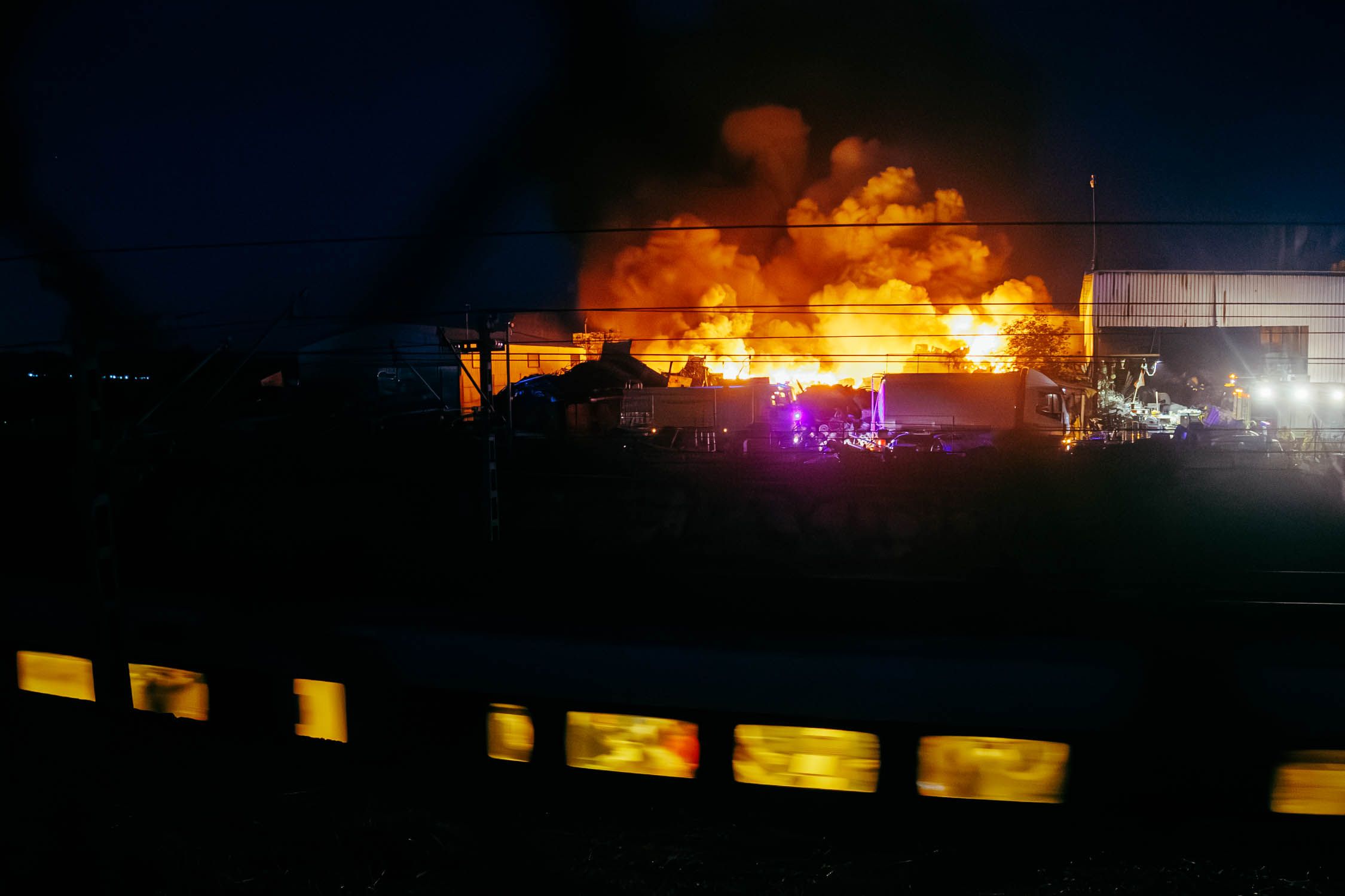 La secuencia de imágenes del incendio en el polígono industrial El Portal desde las 17:02 hasta las 20:42