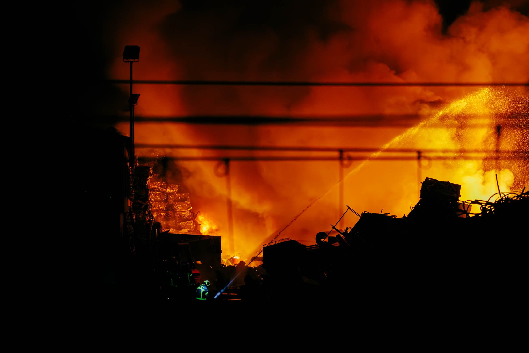 La secuencia de imágenes del incendio en el polígono industrial El Portal desde las 17:02 hasta las 20:42