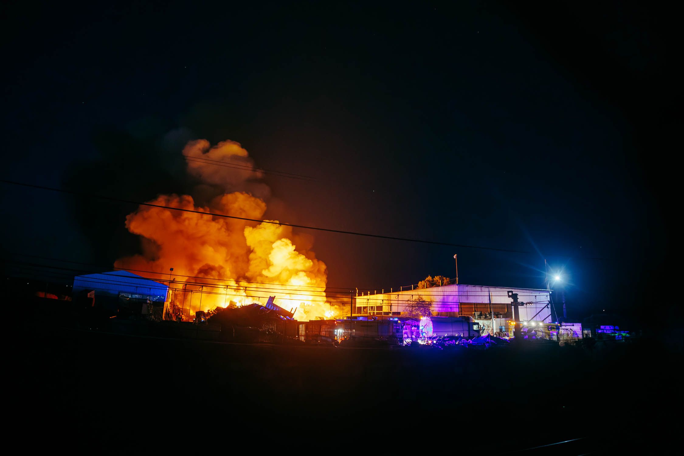 La secuencia de imágenes del incendio en el polígono industrial El Portal desde las 17:02 hasta las 20:42