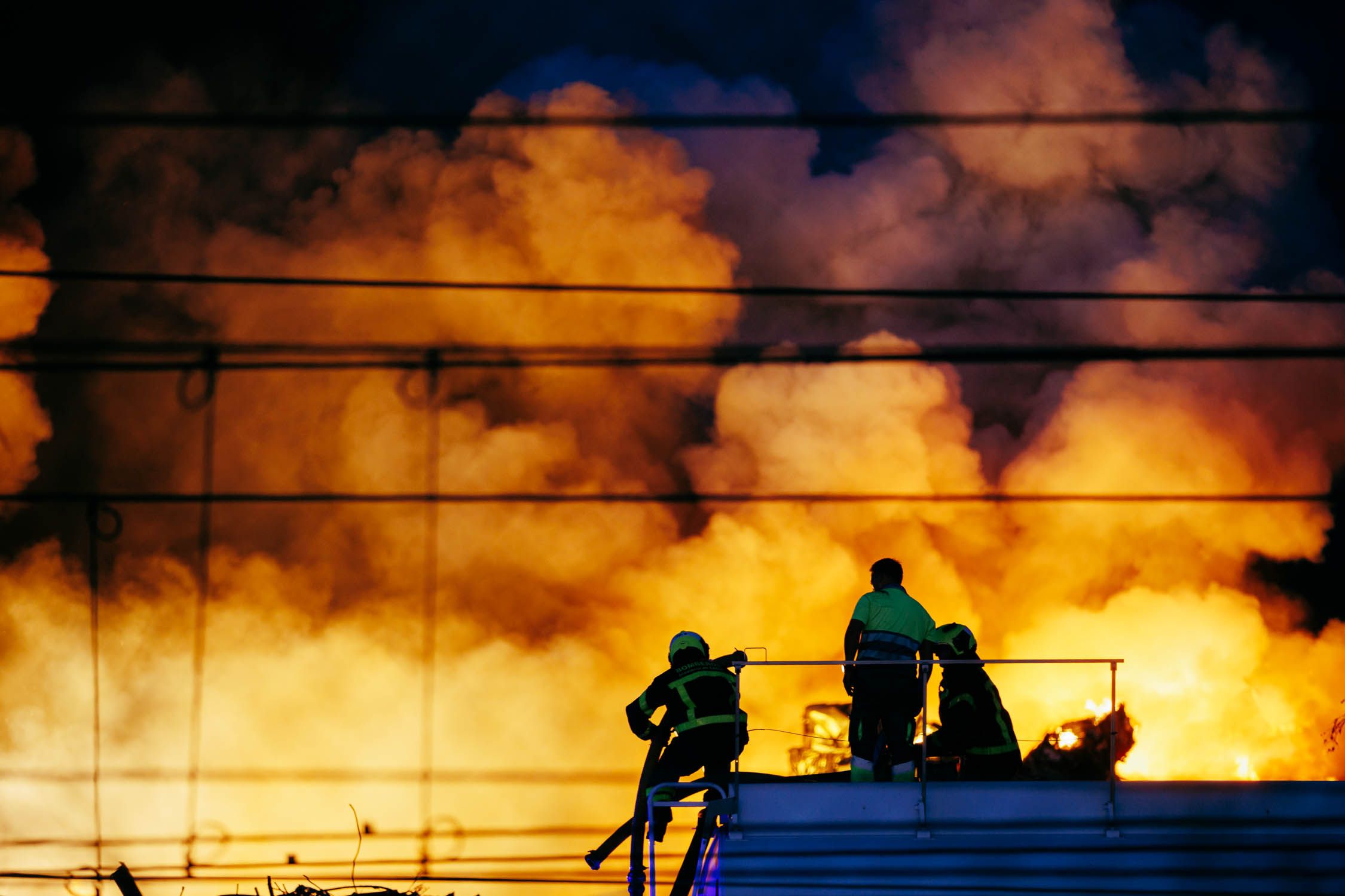 Una imagen del incendio en un desguace de El Portal.