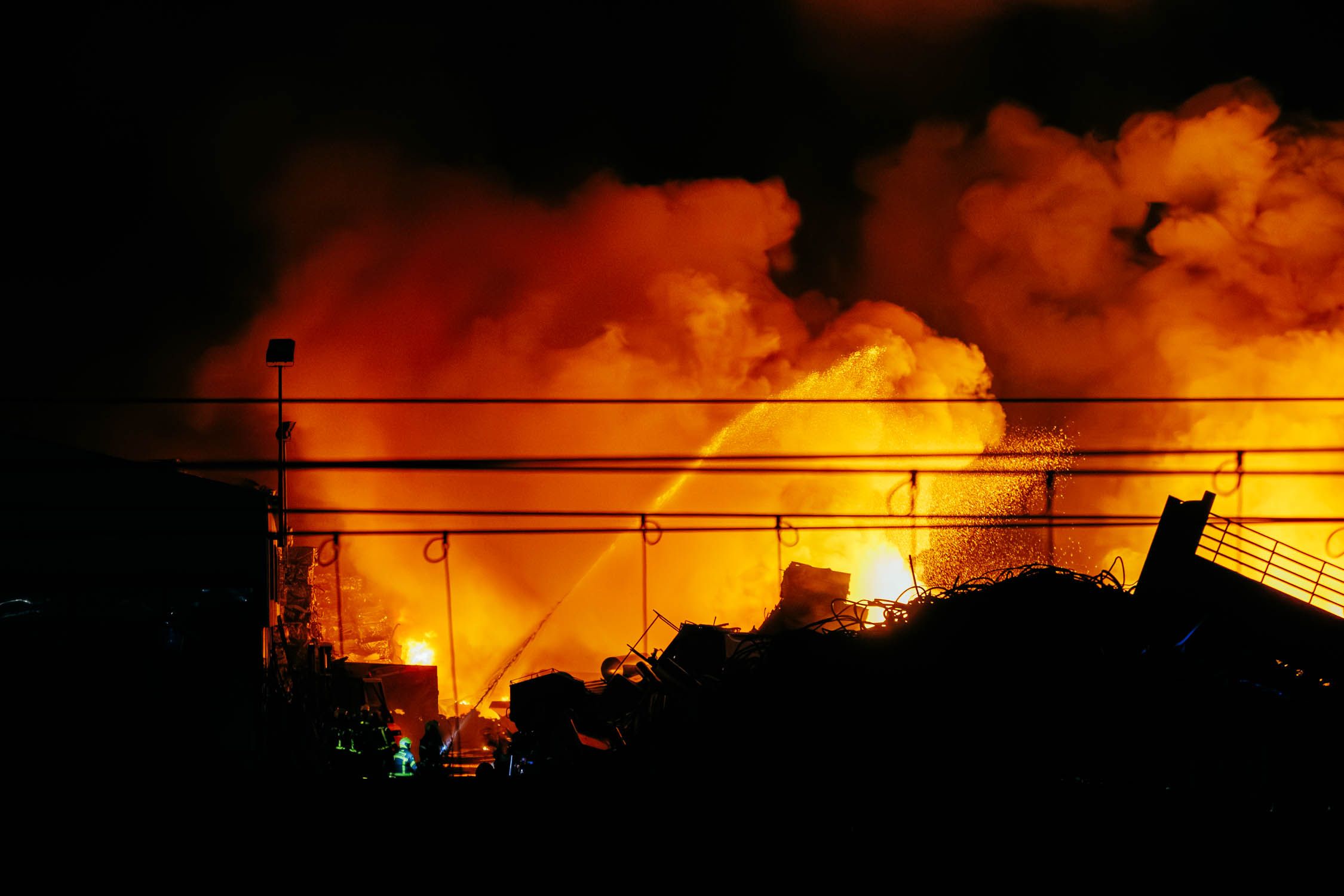 Los bomberos, trabajando en el incendio del desguace de El Portal. Los bomberos, trabajando en el incendio del desguace de El Portal.