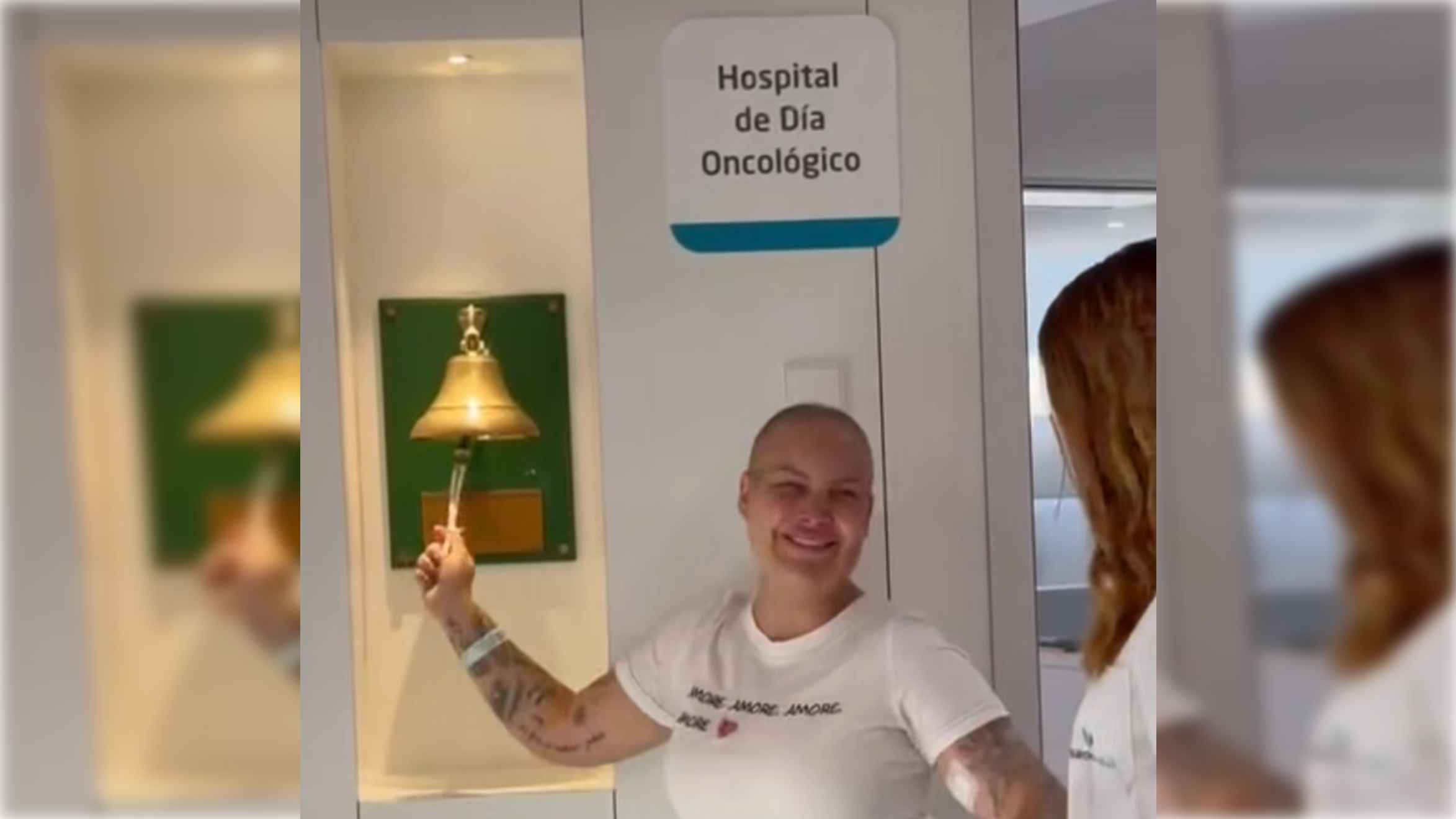 Pan Teixeira, mujer de Marcao, tocando la 'campana de los sueños'.