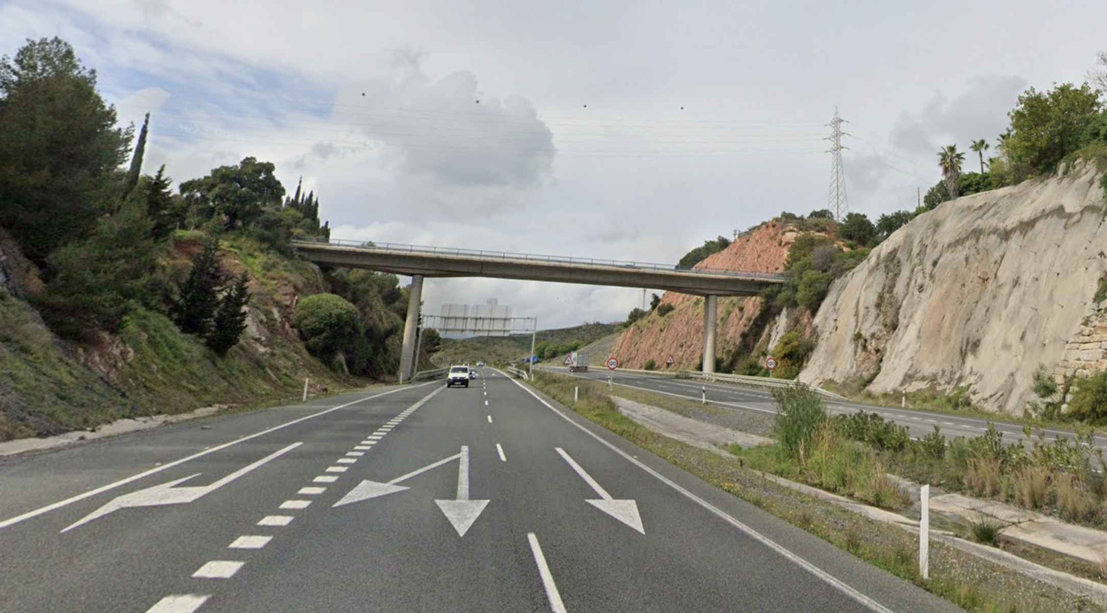 Imagen de un puente en la AP 7. Imagen de un puente en la AP 7.
