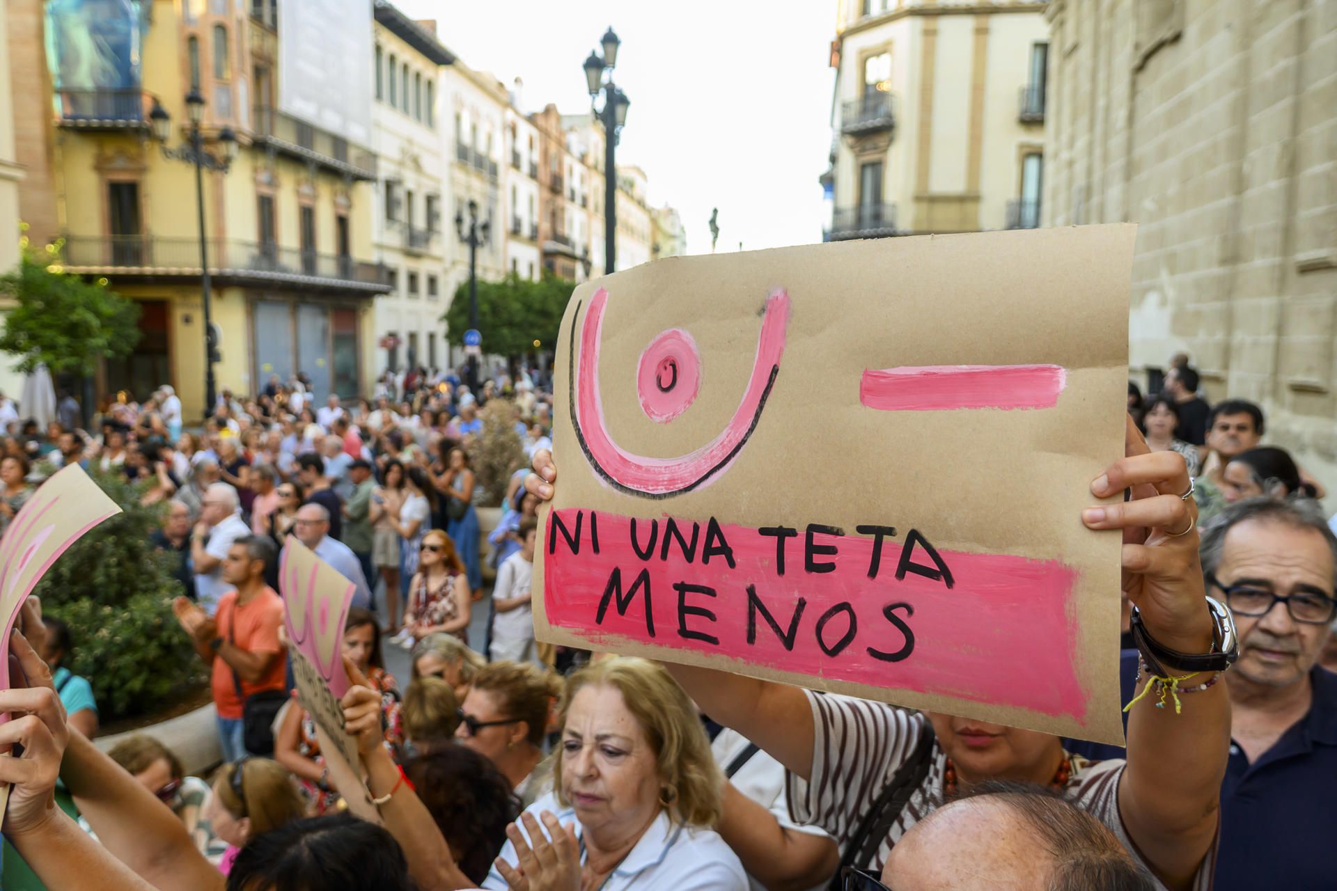 Una pancarta durante la masiva protesta contra la gestión del SAS en la crisis del cribado de cáncer de mama.
