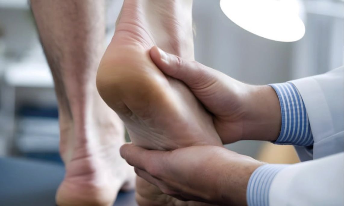 Imagen de archivo de un podólogo tratando a un paciente.