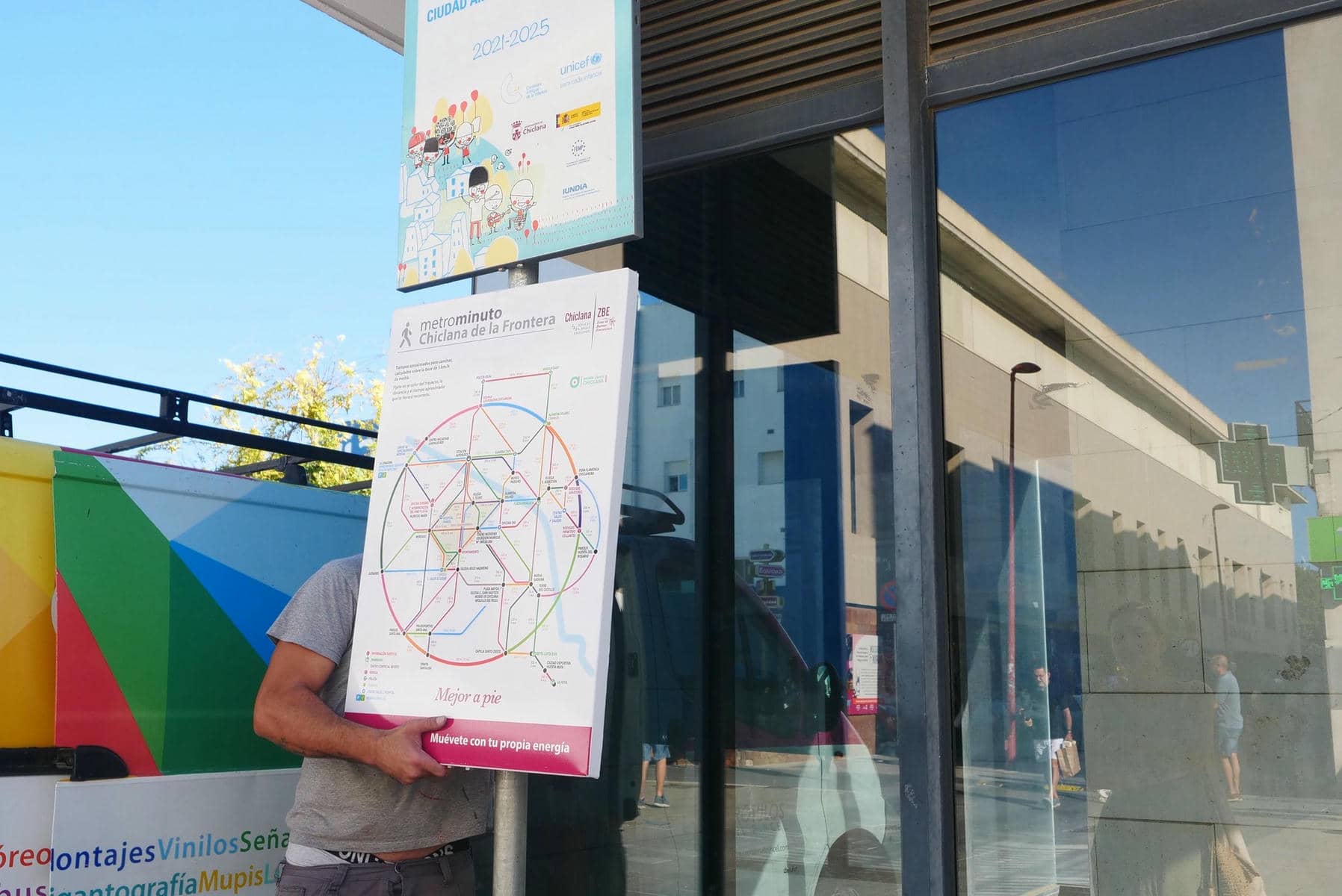 Colocación de un cartel de metrominuto en Chiclana, en una imagen de archivo.