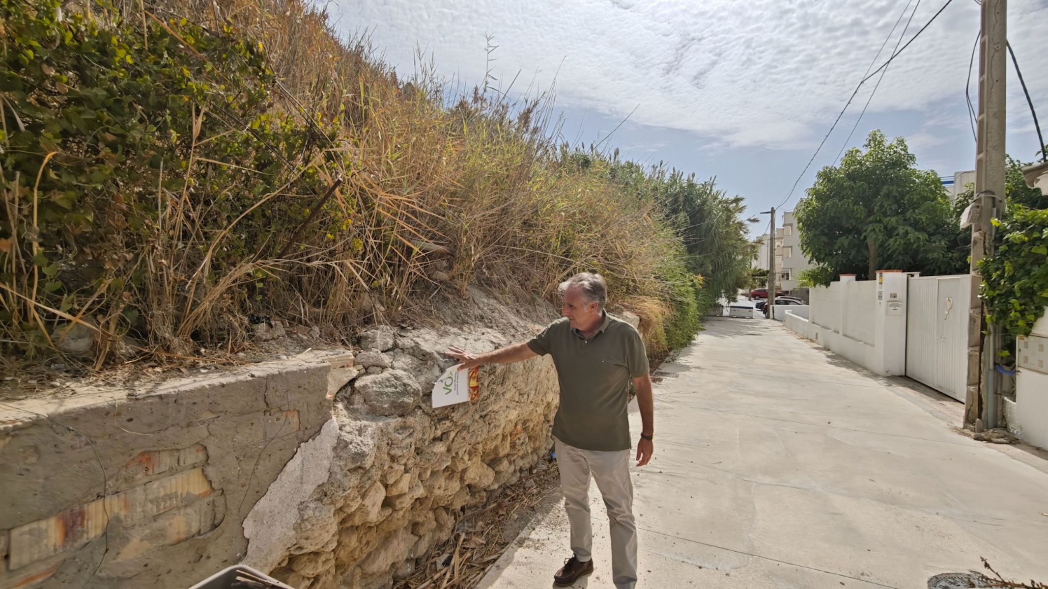 José Antonio Gomilla, portavoz de Vox, muestra el muro deteriorado en El Puerto.