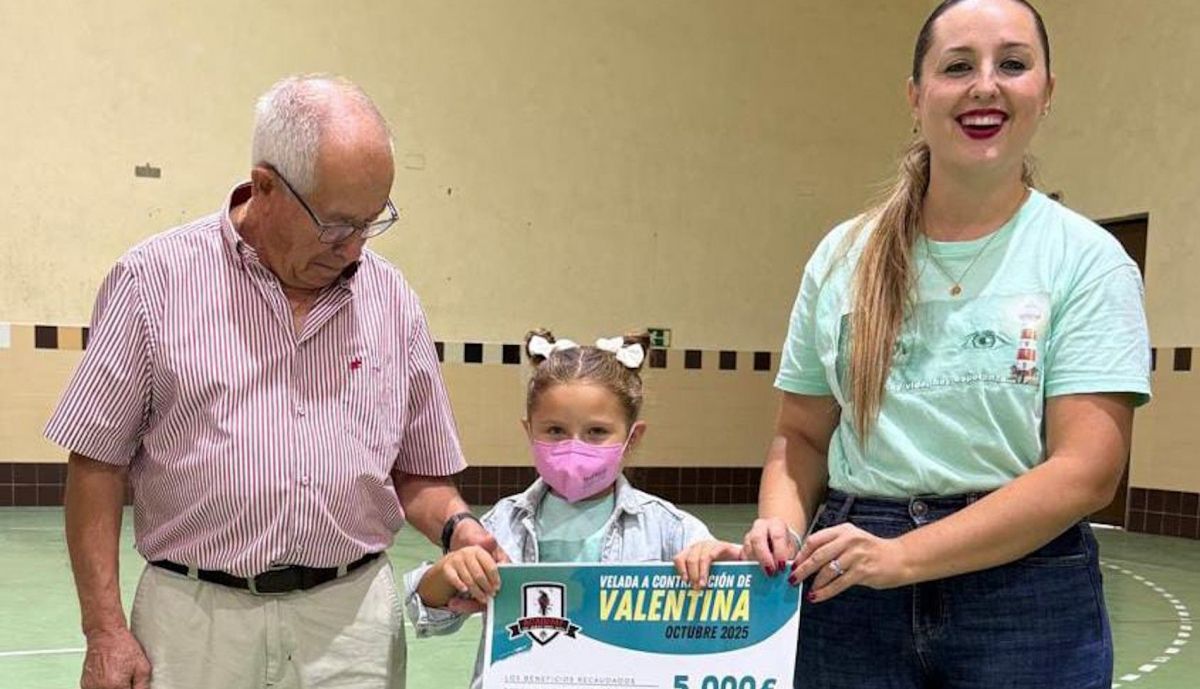 Valentina junto a su familia en la velada celebrada en Jerez.