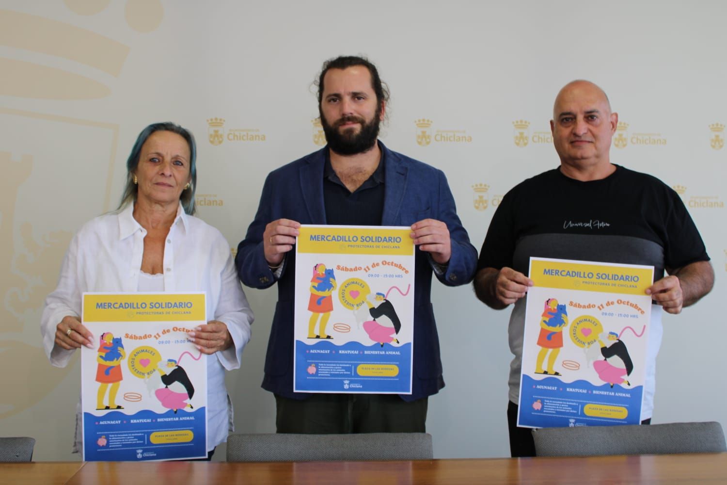 El delegado municipal de Bienestar Animal ha estado acompañado por José Luis de Arribas, representante de la protectora Bienestar Animal Chiclana, y por Juani González, de Acunacat.