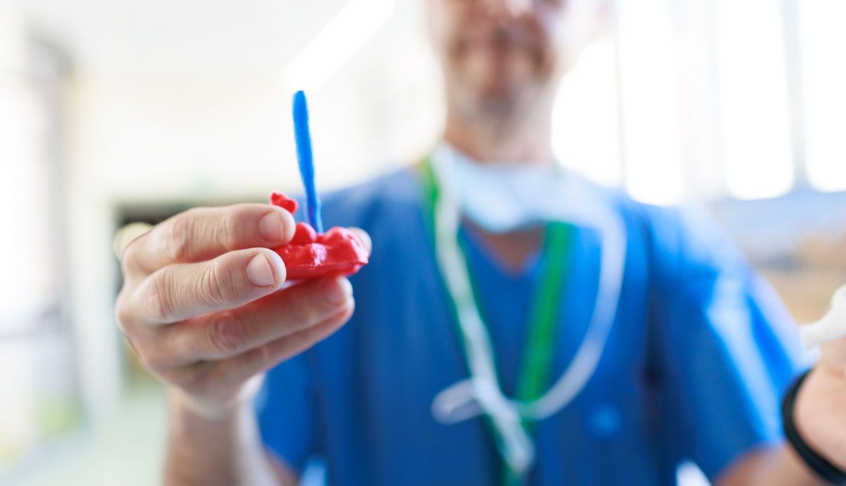 El cirujano Miguel Ángel Fernández sostiene un órgano simulado en 3D.