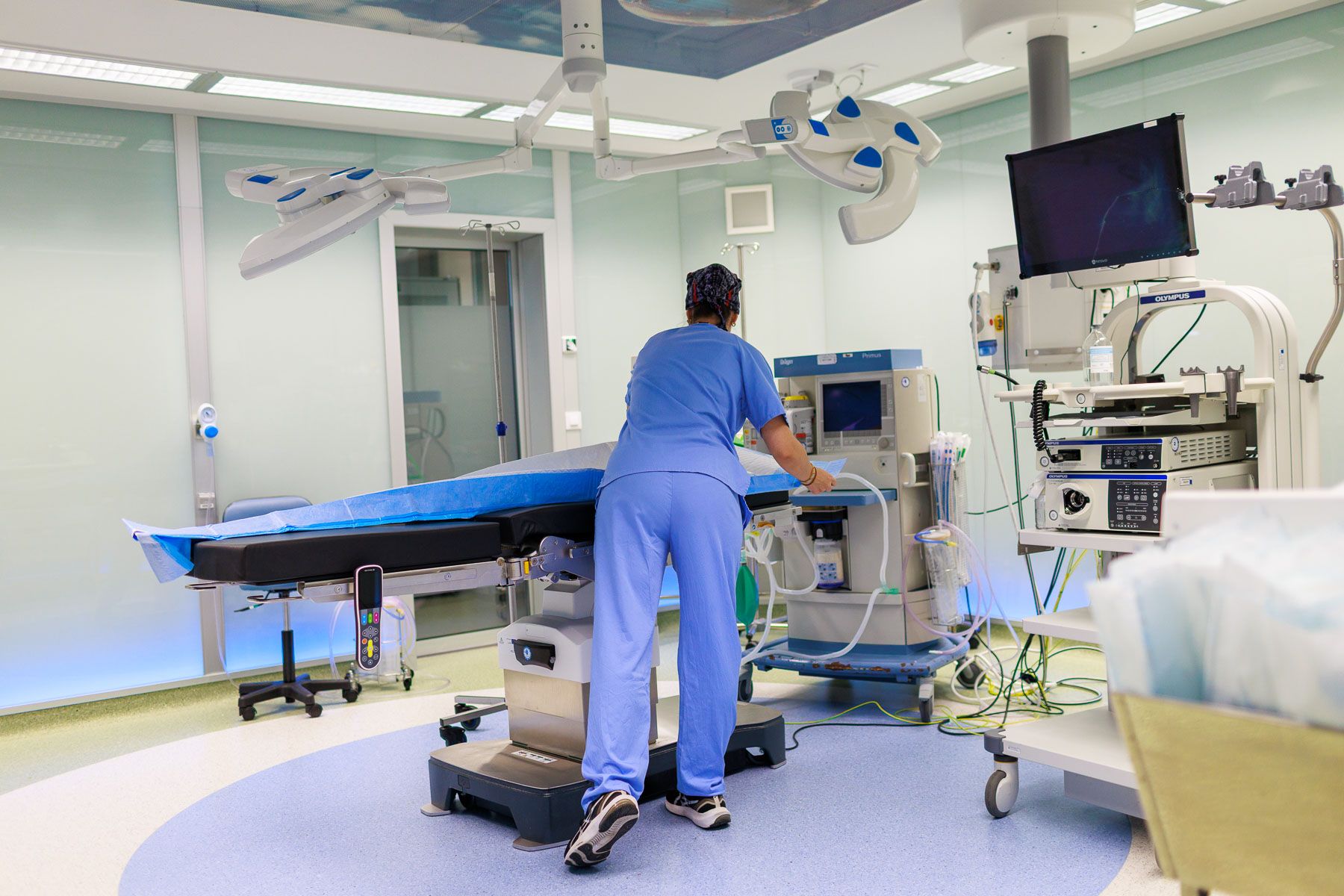 Un sanitario de Andalucía en un quirófano de la Unidad Pediátrica del Hospital Virgen del Rocío de Sevilla, en una imagen reciente.