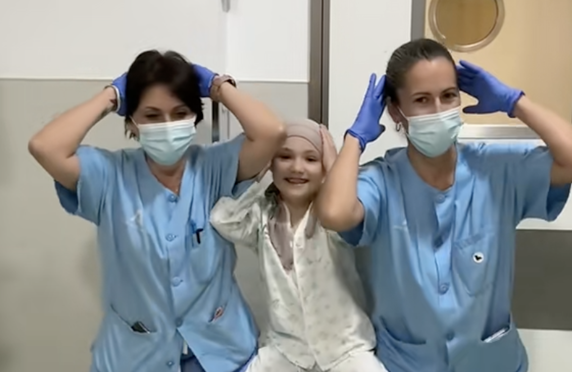 Las dos enfermeras virales con la paciente infantil. Las dos enfermeras virales con la paciente infantil.