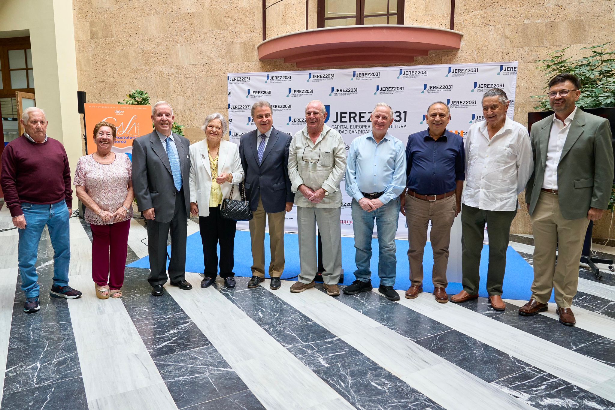 El delegado municipal y el presidente de la asociación junto a algunos de los premiados. 