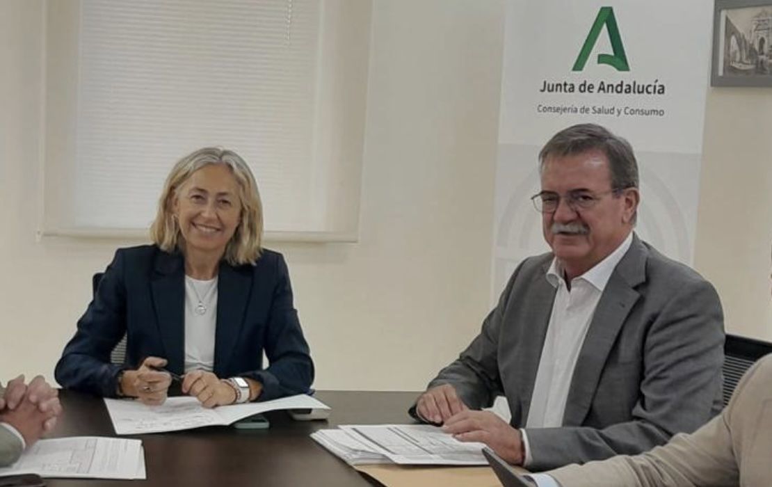 Manuel Molina, actual delegado de Salud en Sevilla, junto a la consejera dimitida, Rocío Hernández. Manuel Molina, actual delegado de Salud en Sevilla, junto a la consejera dimitida, Rocío Hernández.