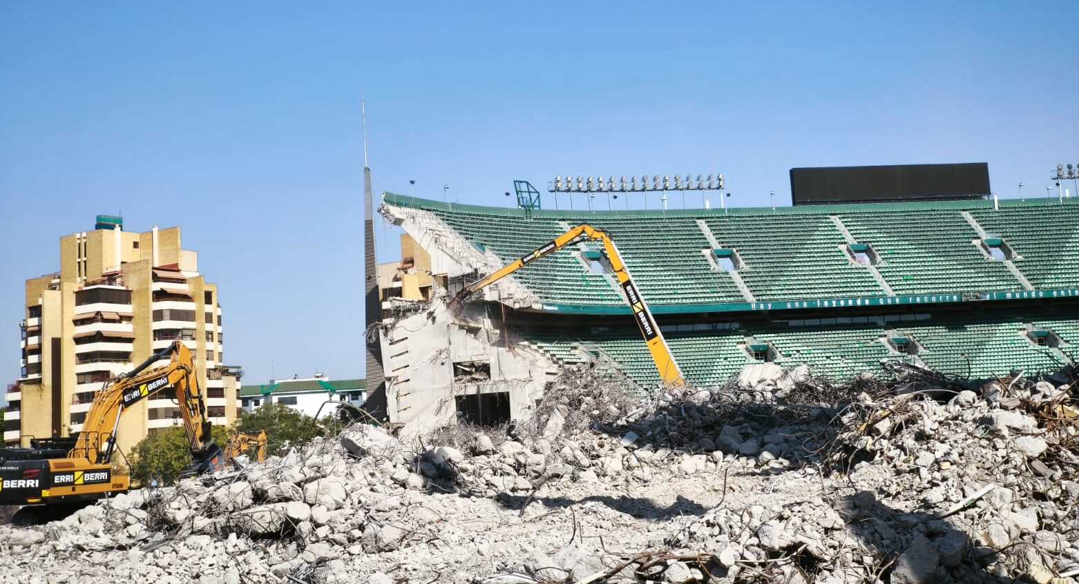 Derribo de la grada del campo del Betis.