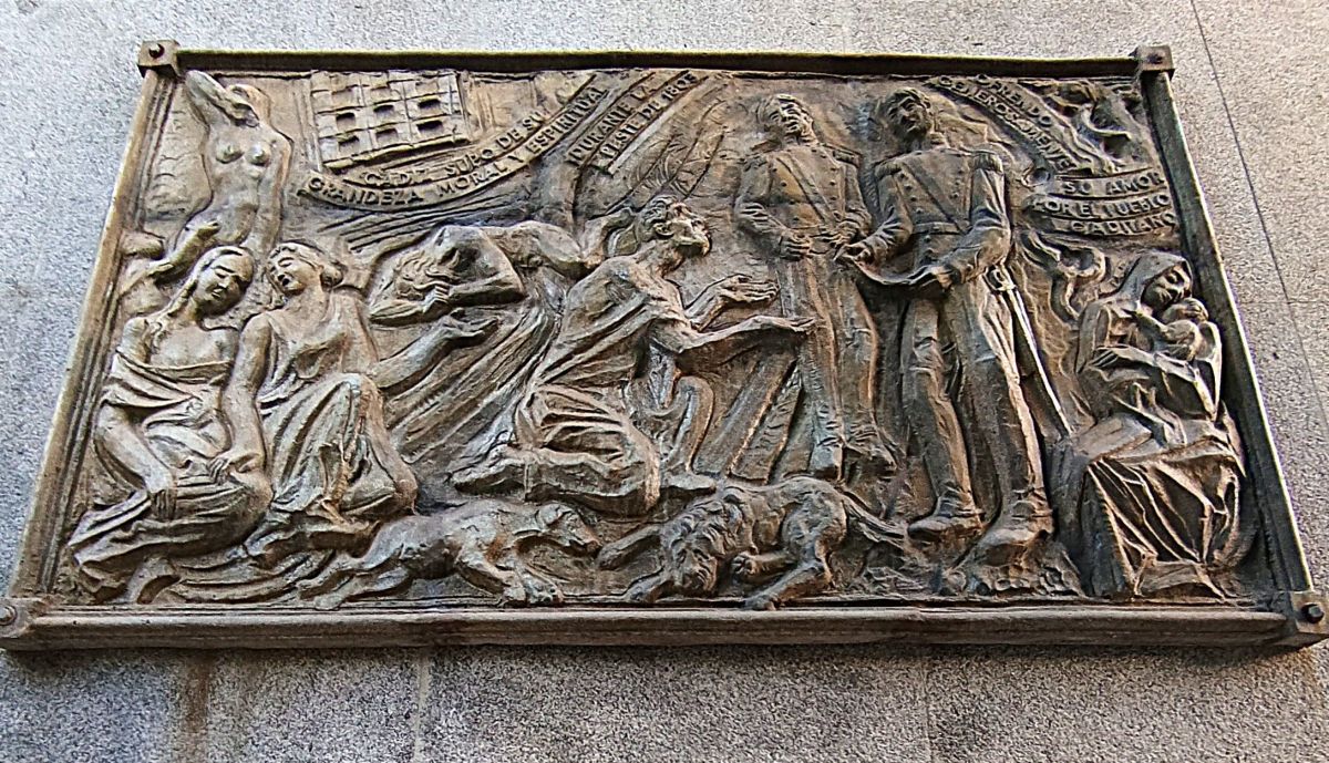 Relieve en bronce sobre la San Martín y la asistencia a los enfermos de fiebre amarilla de 1804 en Cádiz, lateral derecho del pedestal.